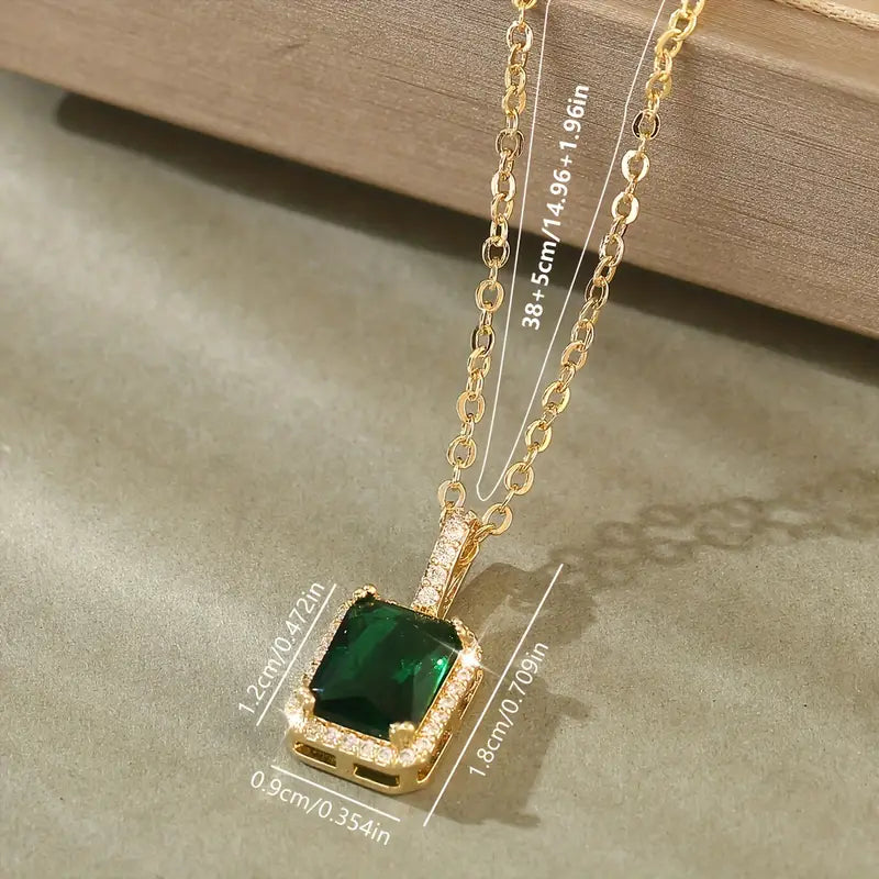 Collier halo rectangulaire en or à émeraude