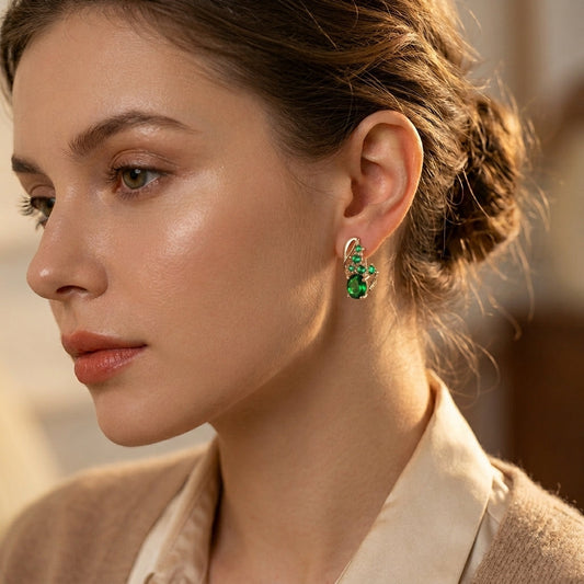 Boucles d'oreilles pendantes cluster en or à émeraude