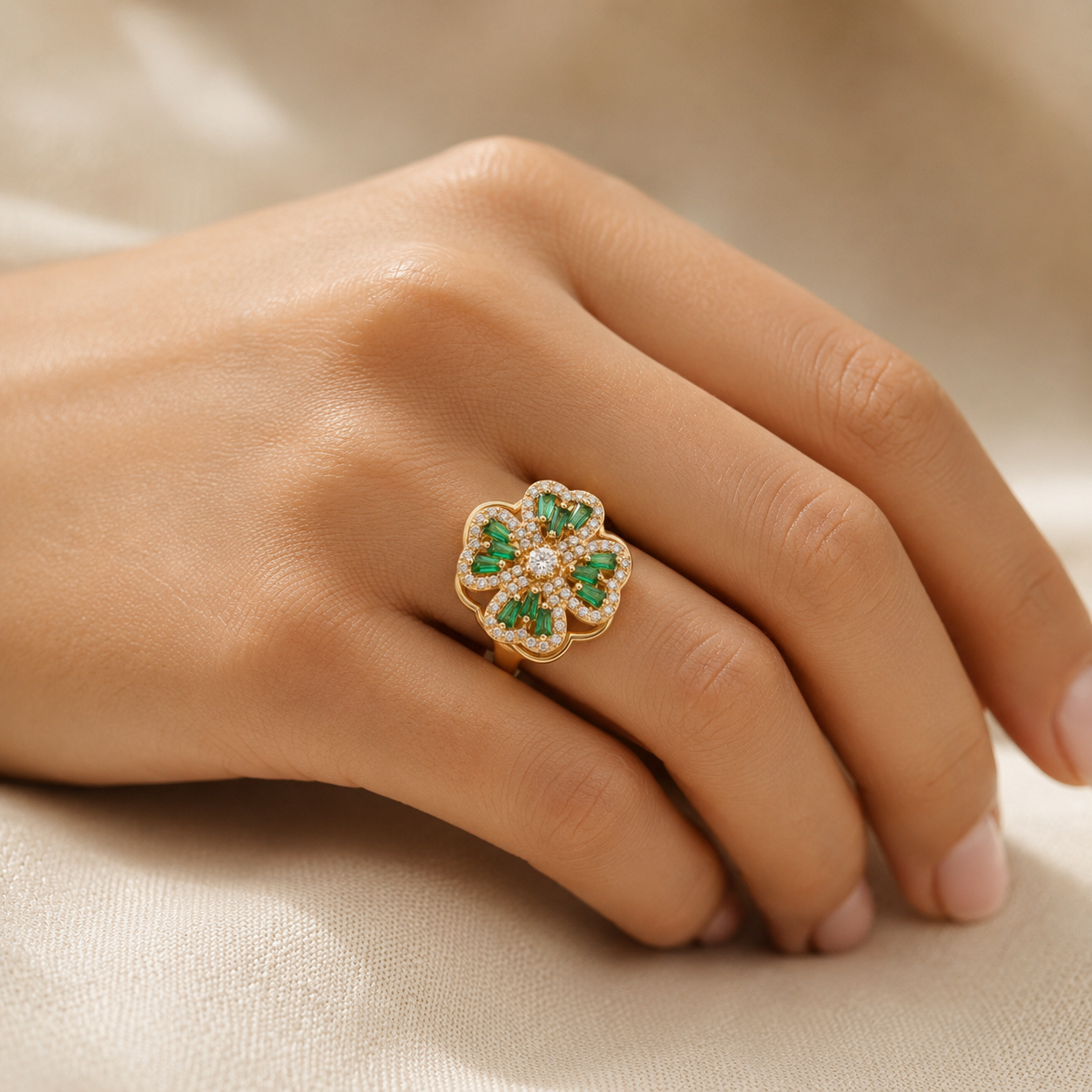 Bague florale en or à émeraude