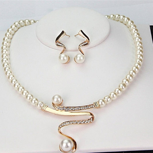 Parure collier et boucles d'oreilles en perles naturelles