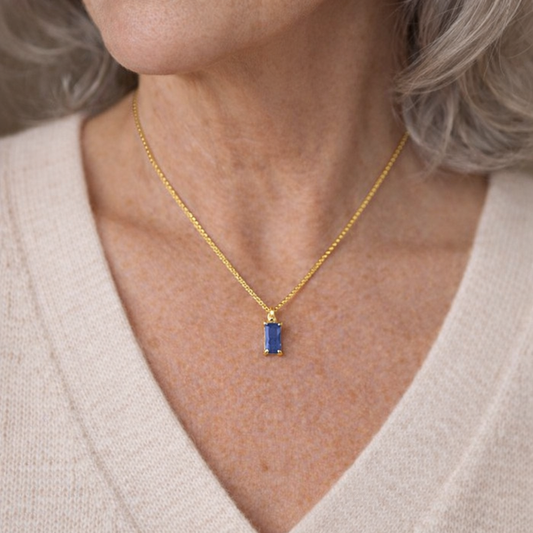 Collier pendentif minimaliste au saphir