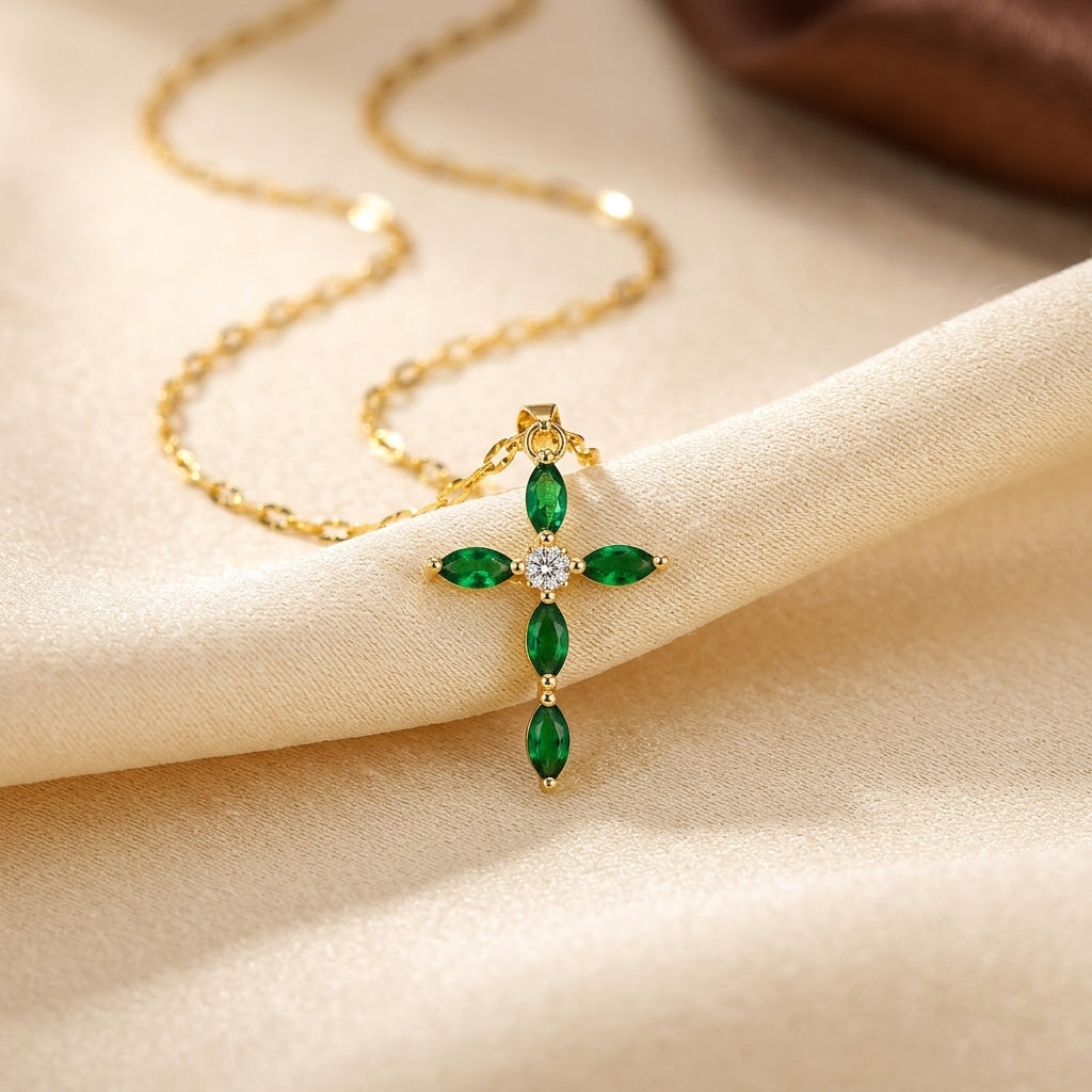 Collier croix marquise en or à émeraude