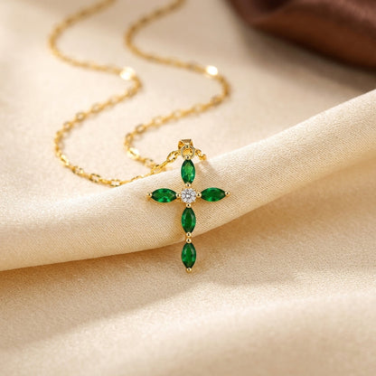 Collier croix marquise en or à émeraude