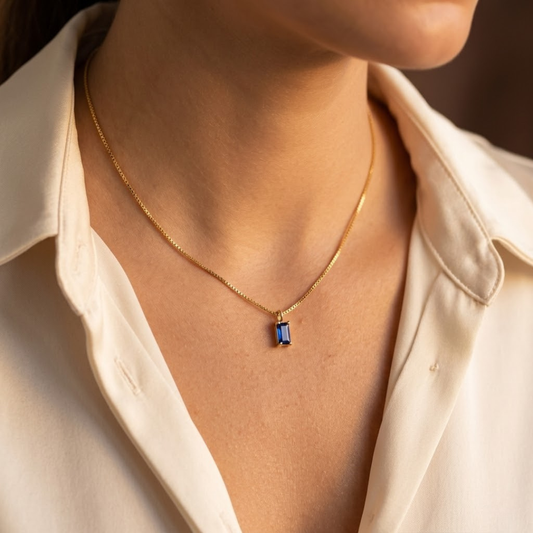 Collier minimaliste en or à saphir