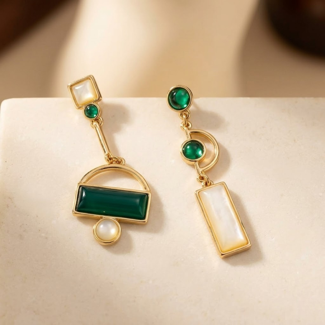 Boucles d'oreilles pendantes géométriques en or à émeraude