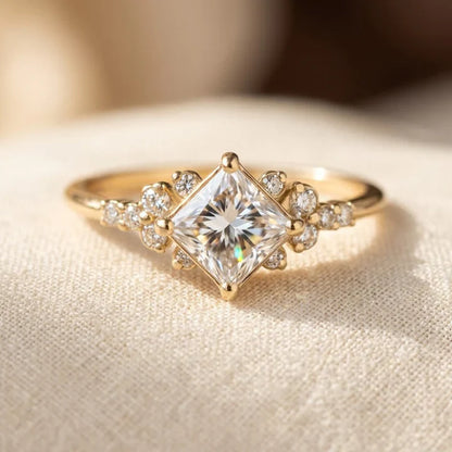 Bague solitaire carrée en or