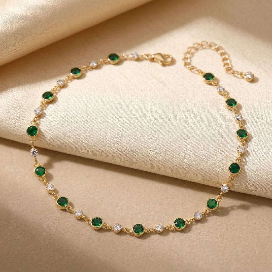 Collier à motifs espacés en or à émeraude
