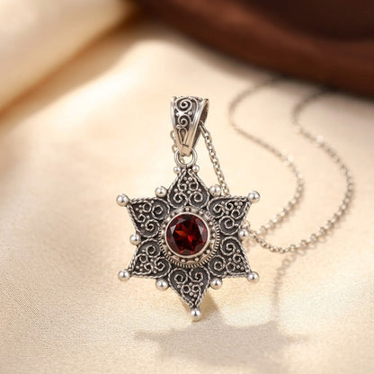Collier pendentif étoile en argent à rubis