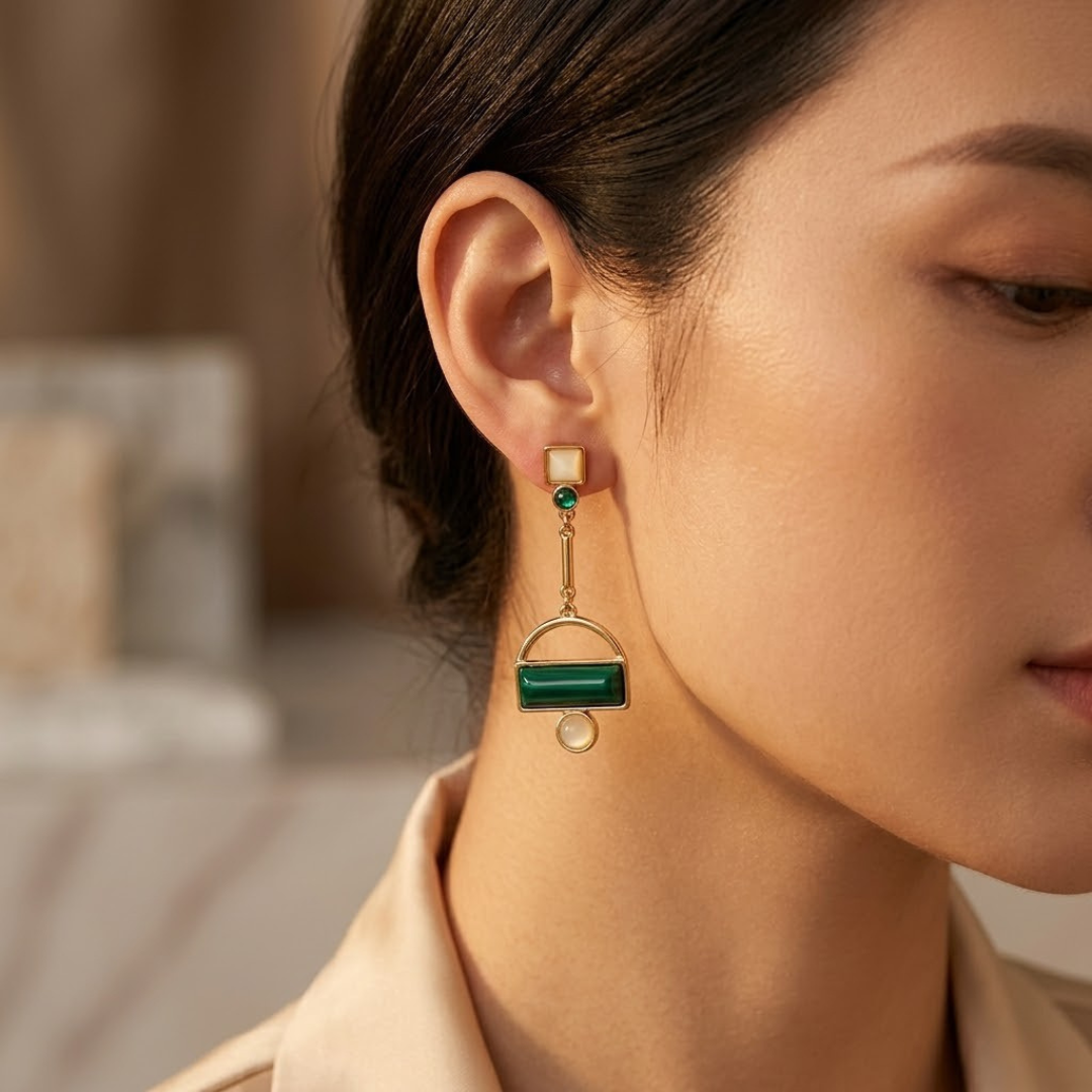 Boucles d'oreilles pendantes géométriques en or à émeraude