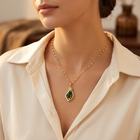 Collier pendentif goutte en or à émeraude