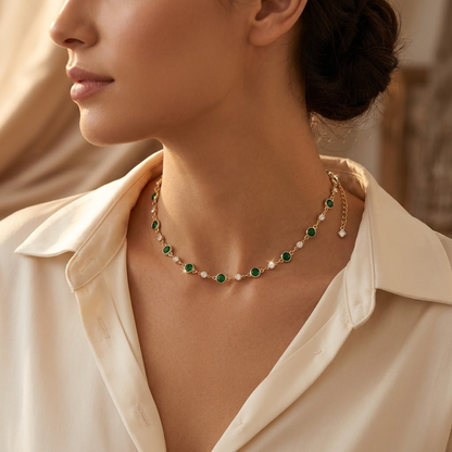 Collier à motifs espacés en or à émeraude