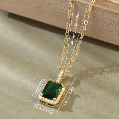 Collier halo rectangulaire en or à émeraude