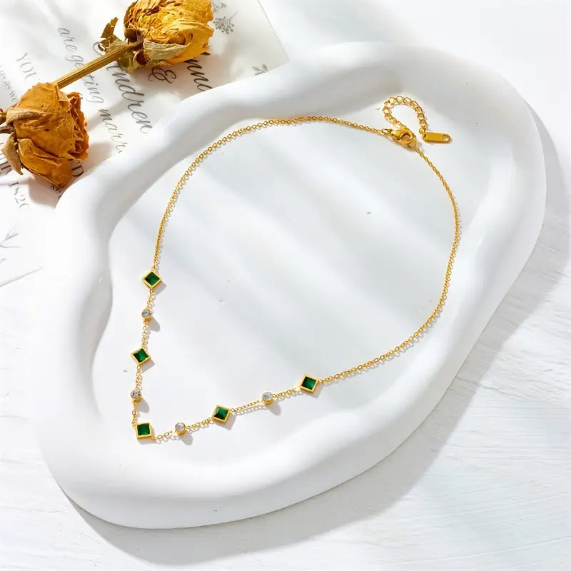 Collier géométrique à motifs espacés en or à émeraude