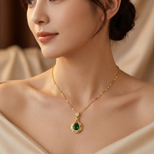 Collier pendentif goutte en or à émeraude
