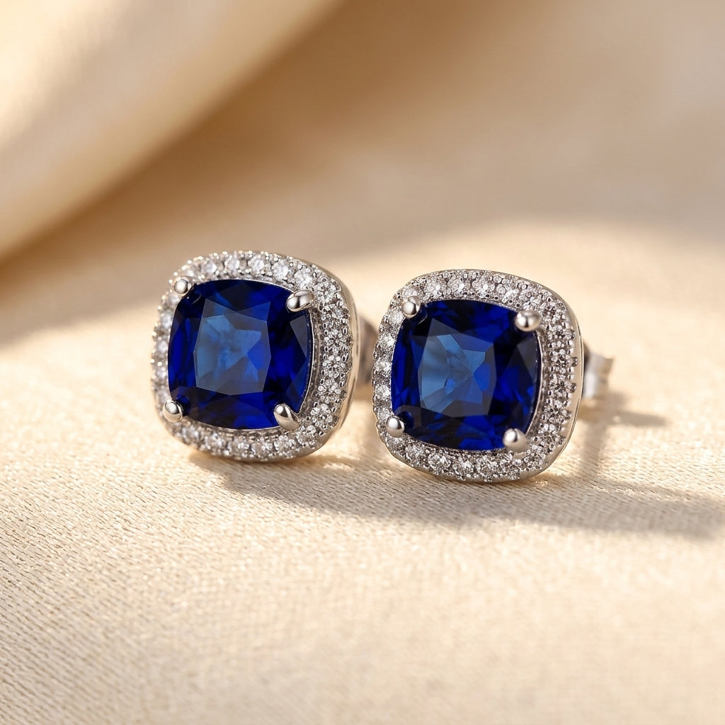 Puces d'oreilles halo en argent à saphir