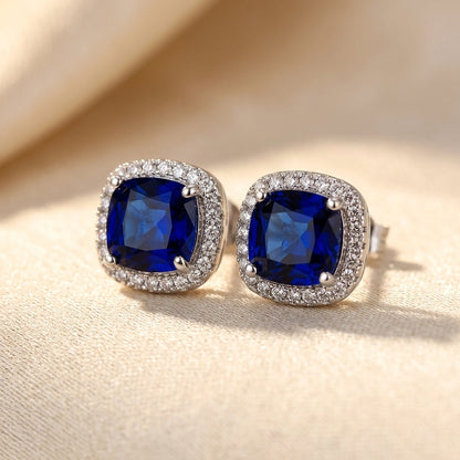 Puces d'oreilles halo en argent à saphir