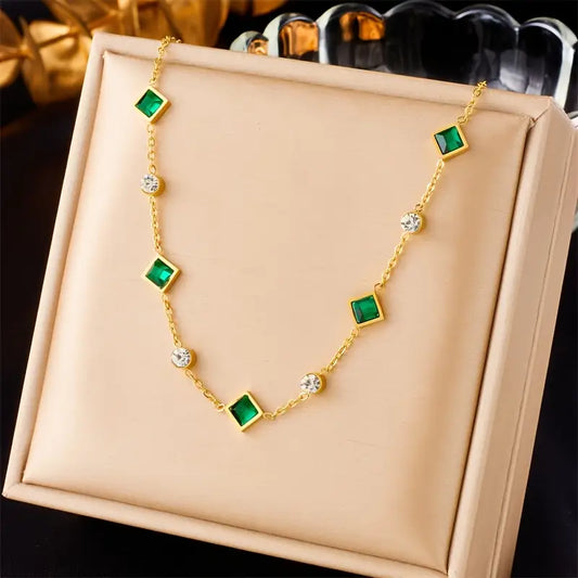 Collier géométrique à motifs espacés en or à émeraude