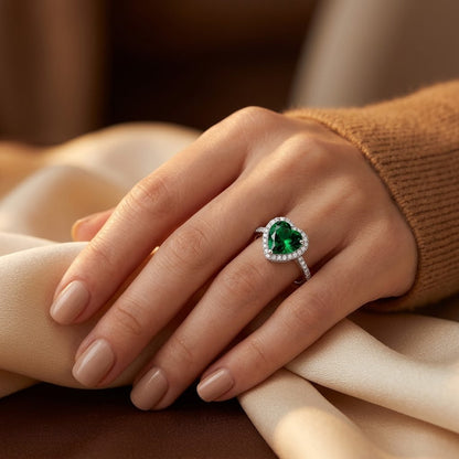 Bague halo cœur en argent à émeraude