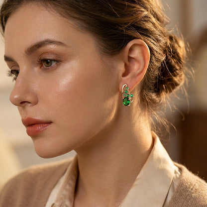 Boucles d'oreilles pendantes cluster en or à émeraude