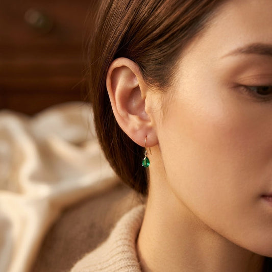 Boucles d'oreilles pendantes goutte en or à émeraude