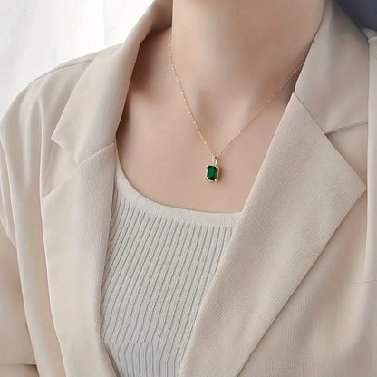 Collier halo rectangulaire en or à émeraude