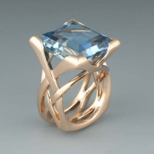 Bague vintage en or rose à zircone bleue