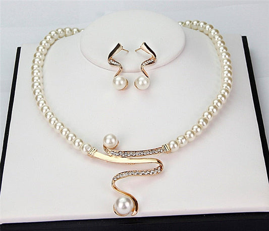 Parure collier et boucles d'oreilles en perles naturelles