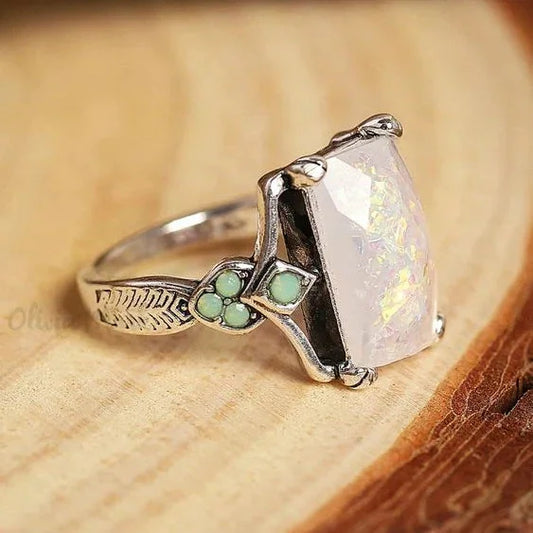 Bague vintage en argent à l'opale blanche