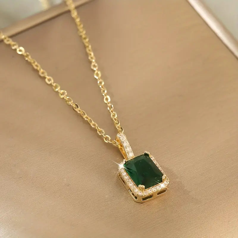 Collier halo rectangulaire en or à émeraude