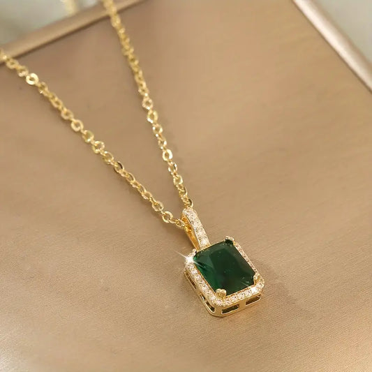 Collier halo rectangulaire en or à émeraude