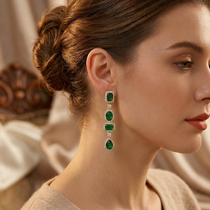 Boucles d'oreilles pendantes multi-formes en or à émeraude