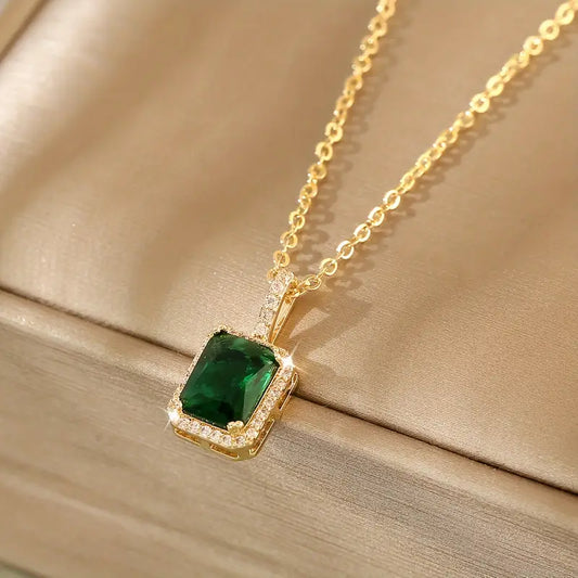 Collier halo rectangulaire en or à émeraude