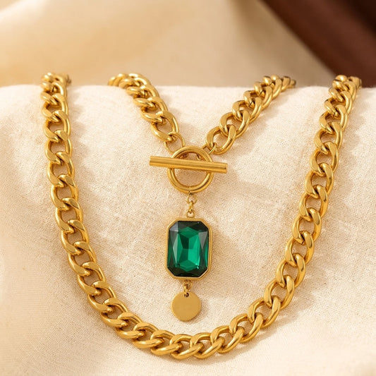 Collier chaîne en or à émeraude