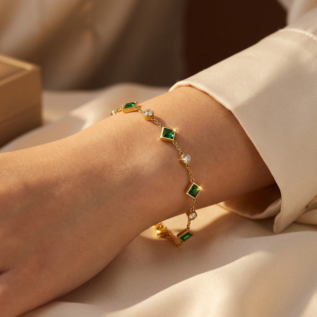 Bracelet à motifs espacés en or à émeraude