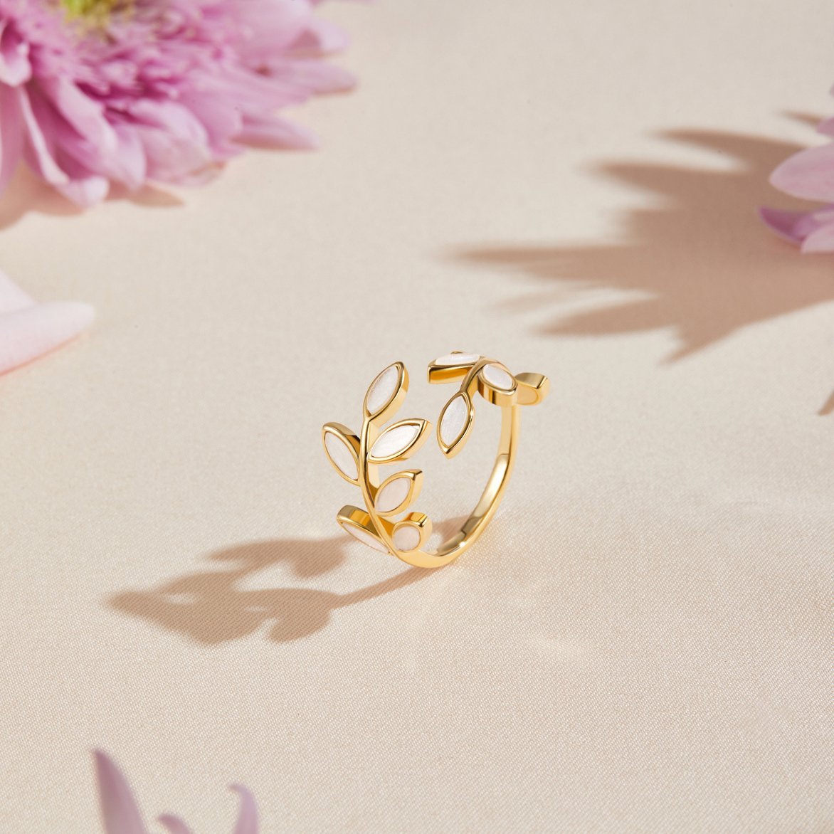 Bague motif feuille en or