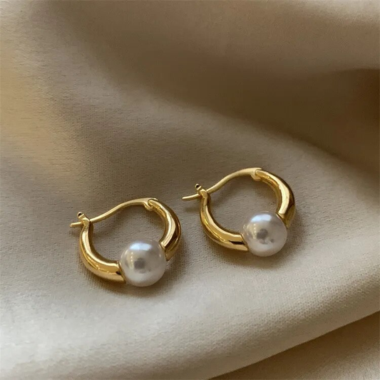 Boucles d'oreilles élégantes dorées à perles