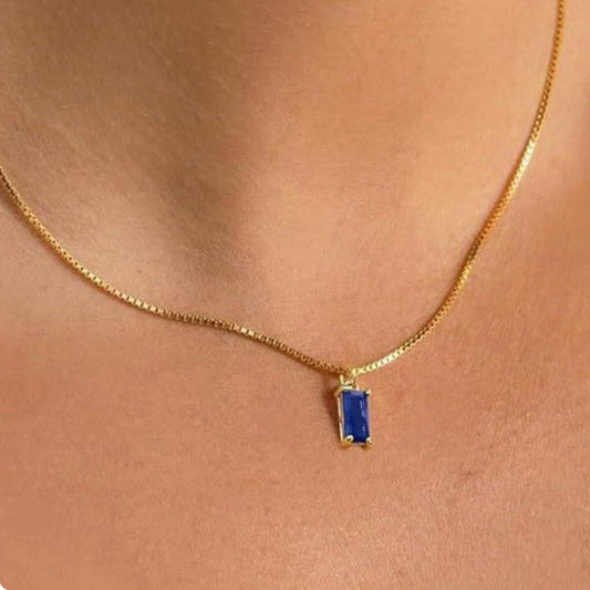 Collier pendentif minimaliste au saphir